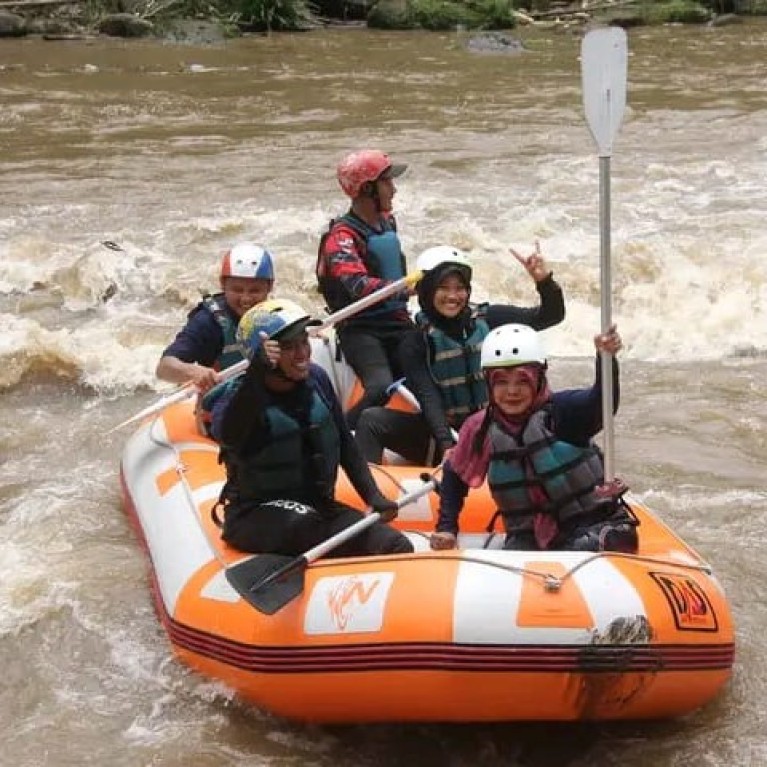 Paket rafting sungai elo magelang family trip 