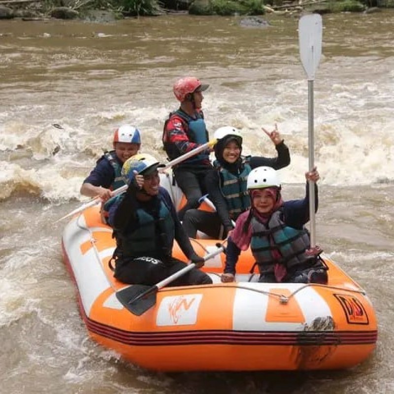 Paket rafting sungai elo magelang family trip 