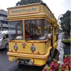 https://windowtraveler.com/image/cache/catalog/Indonesia%20Travel%20Marketplace/Bandros/bandros3-300x300.jpg