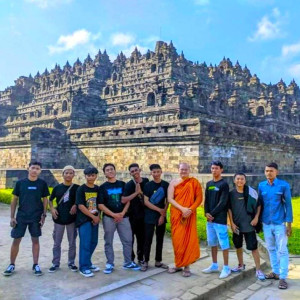 https://windowtraveler.com/image/cache/catalog/tourtravel/%20Jogja%20Duta%20Wisata/j1-300x300.jpg