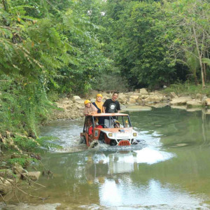 https://windowtraveler.com/image/cache/catalog/tourtravel/Deo%20Goa%20Pindul/jeep1-300x300.jpg