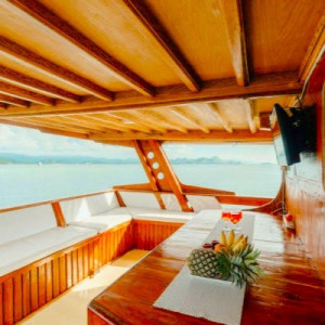 https://windowtraveler.com/image/cache/catalog/tourtravel/Komodo%20Explorer/ke16-300x300.jpg