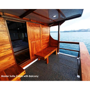https://windowtraveler.com/image/cache/catalog/tourtravel/Pinisi%20Riley/riley5-300x300.jpg